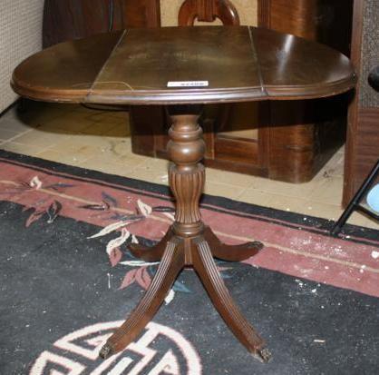 lot 61 image: Antique Drop Leaf