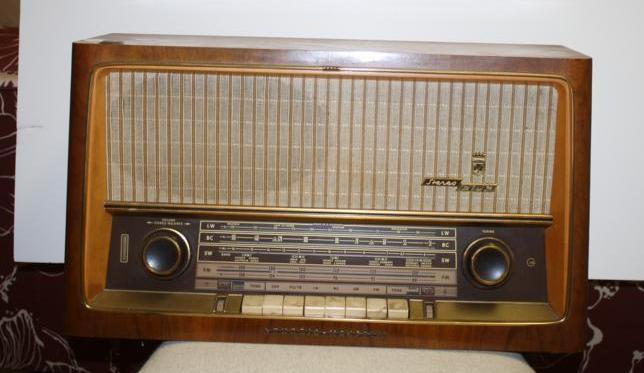lot 62 image: Grundig Radio