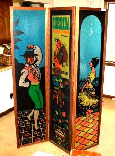 lot 92 image: Restaurant room divider - three pan...