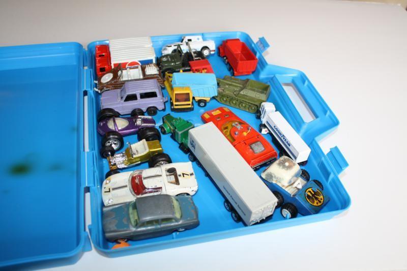 lot 95 image: Hot Wheels, Dinky Toys, Matchbox, T...