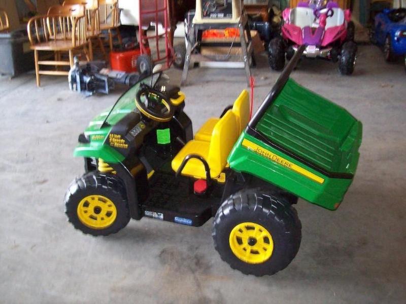 lot 10 image: John Deere Lawn Tractor -New -2 sea...
