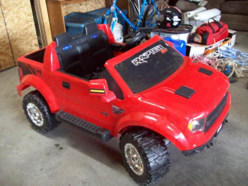 lot 16 image: Ford Raptor Power Wheels -New -Come...