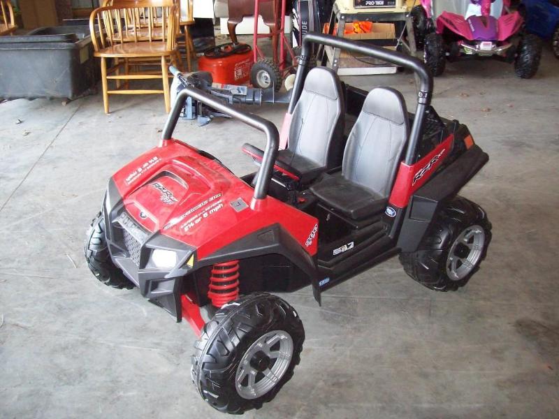 lot 7 image: Red Razor -New -2 speeds -Reverse -...