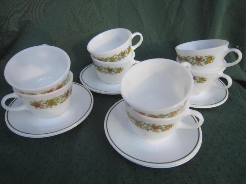 lot 109 image: 8 Pyrex&nbsp Cup and Saucers...