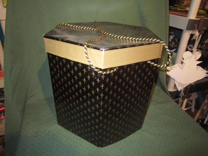 lot 131 image: 12 x 12 Hat Box ...