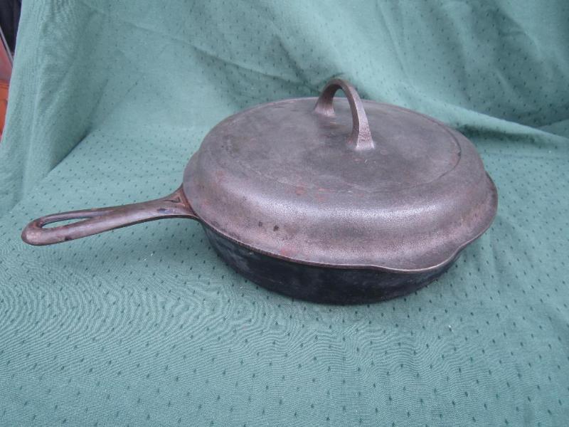 lot 139 image: Griswold #7 Fry Pan with Lid...