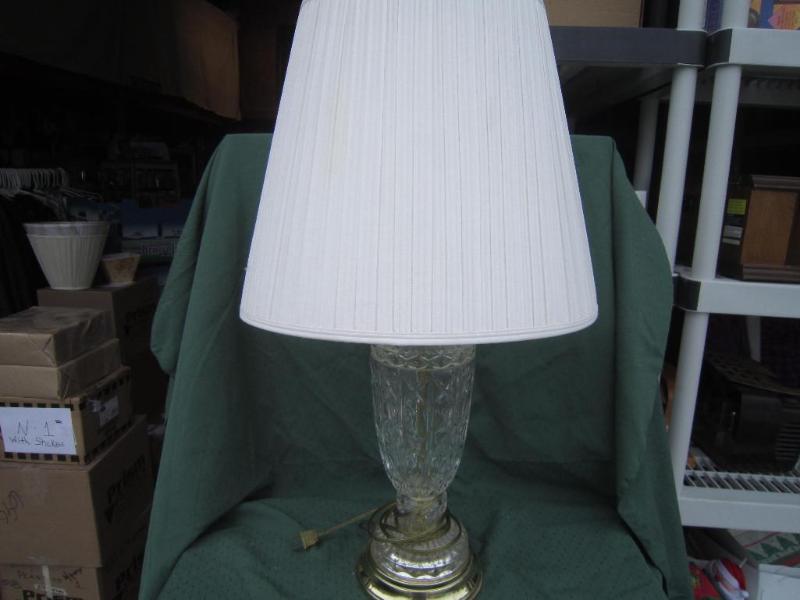 lot 14 image: Clear Glass Table Lamp