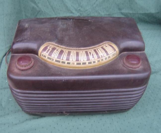 lot 15 image: Old Philco Tube Radio - small crack...