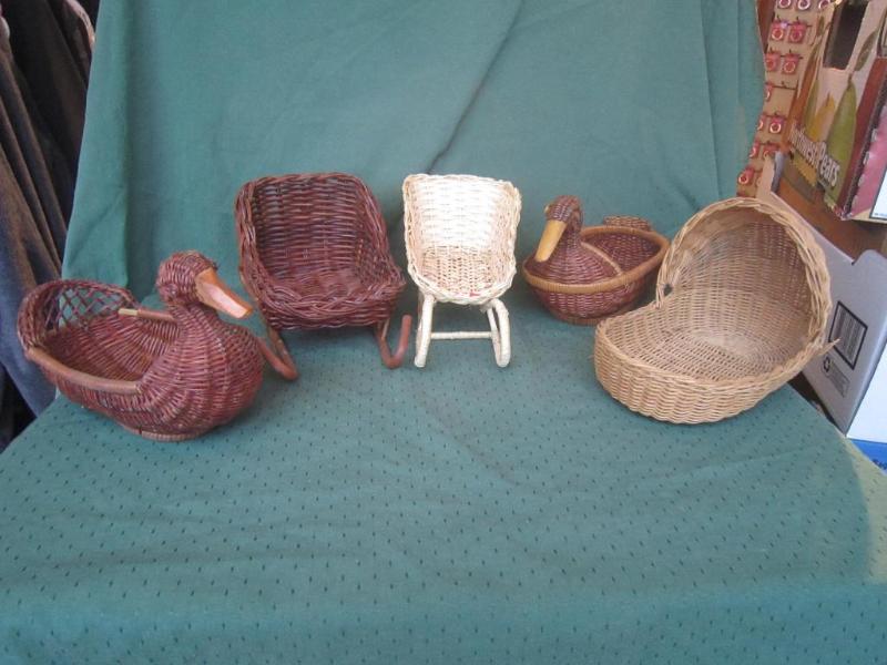 lot 168 image: 5 baskets ...