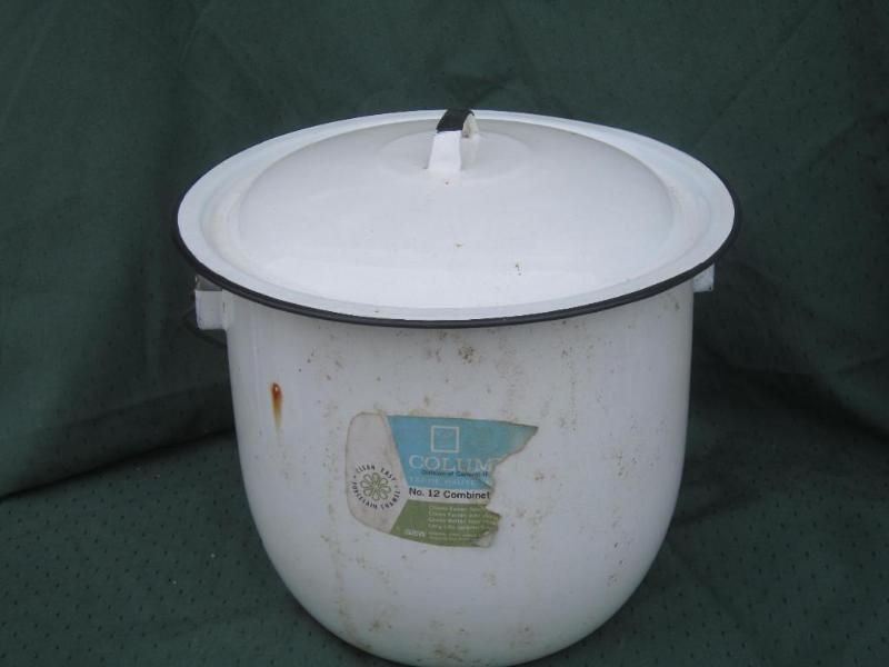 lot 19 image: Enamel - Handled Stock Pot 9T x 11 ...