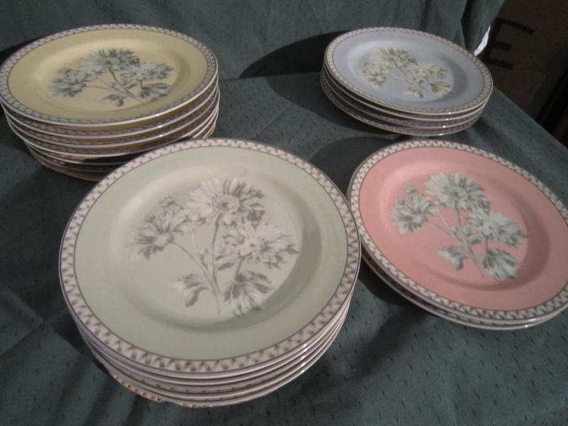 lot 214 image: 17 genuine Stoneware Plates 2 Pink ...