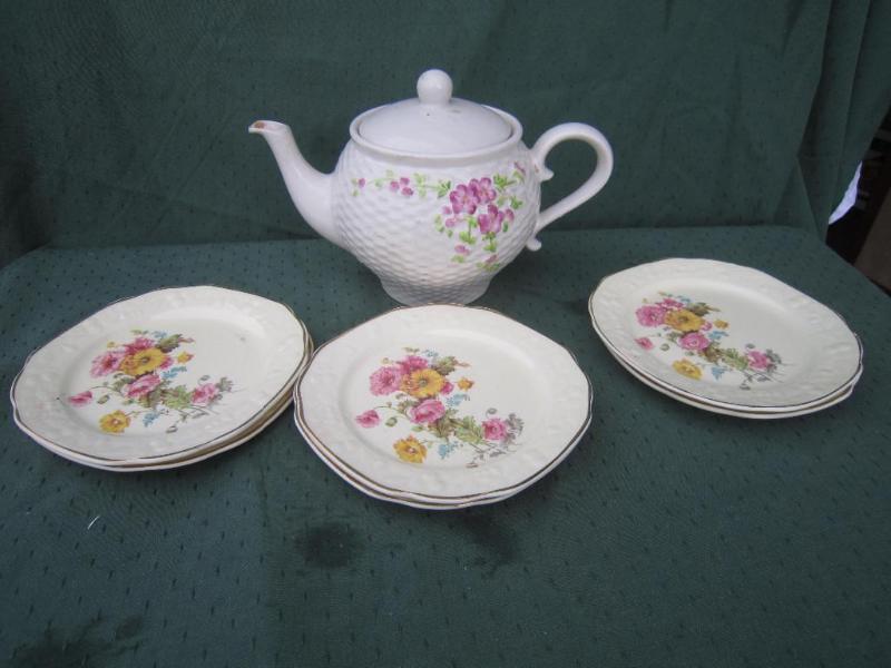 lot 215 image: Teleflora Gift Teapot 6 plates ...