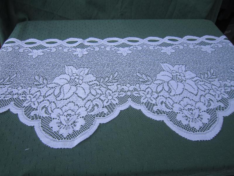lot 219 image: 75&quot Lace Valence...
