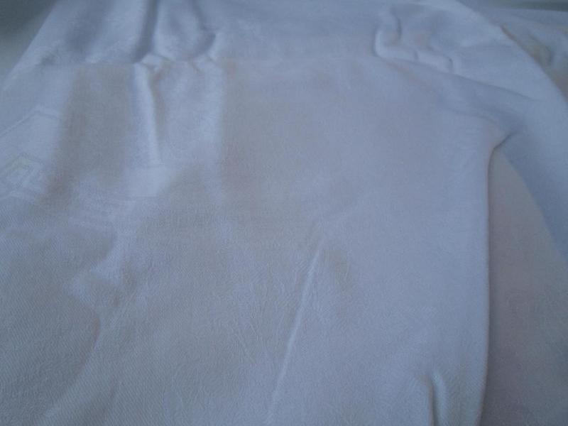 lot 239 image: White Linen Tablecloth 82 x 62...