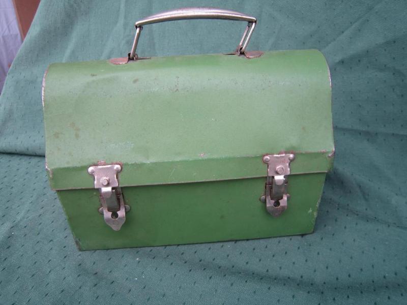 lot 26 image: Green Metal Lunch Box with handle  ...