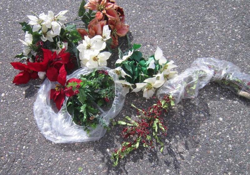 lot 264 image: New Red Berry Garland retail $20.0...