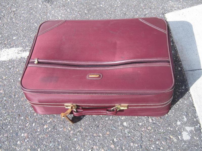 lot 266 image: on Wheels Saggon Suitcase 26 x 20 &...