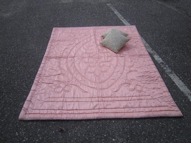 lot 267 image: 76 x 64 Satin Reverse throw 2 Pillo...