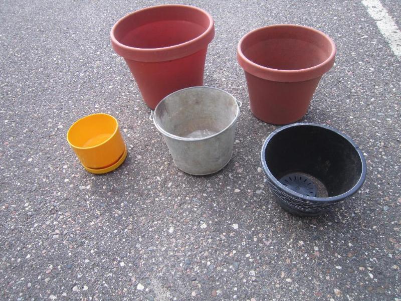 lot 271 image: 4 Flower Pots and 1 pail ...