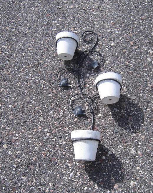 lot 273 image: Floral Wall Planter  Metal rack&nbs...