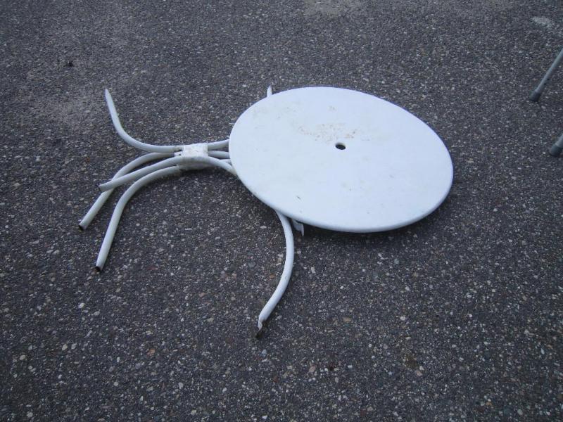 lot 286 image: Metal Patio table - needs screws...