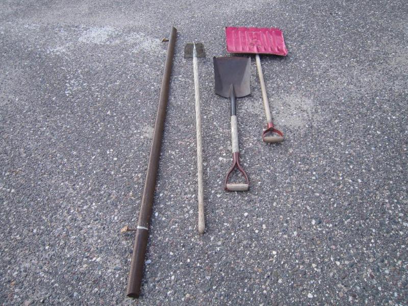 lot 289 image: 2 shovels Hoe Oak Hand rail with ha...