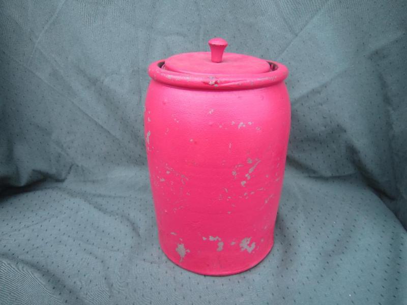 lot 32 image: Red Crock with metal lid  10&quoth...