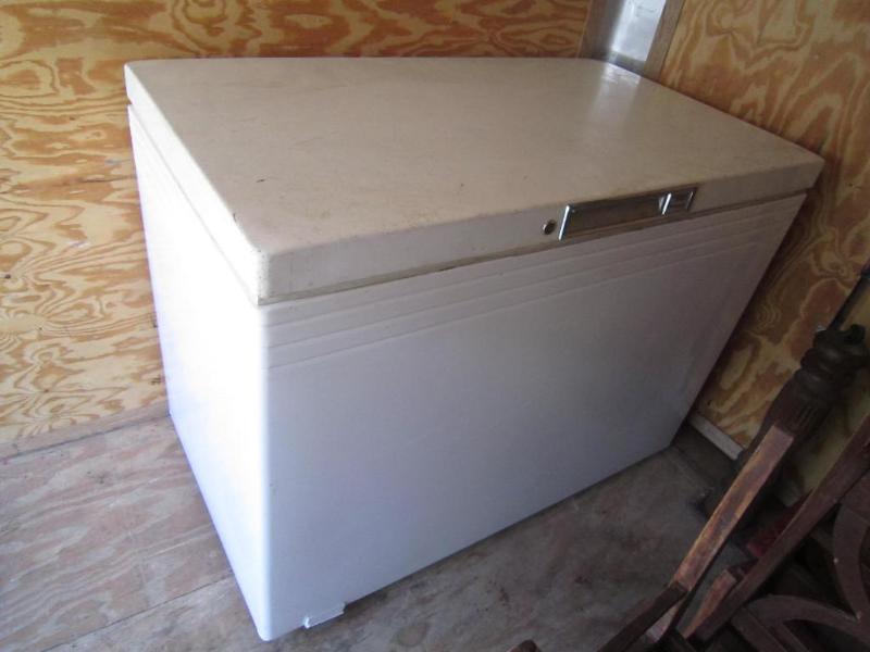 lot 4 image: Whirlpool Large Chest Freezer Consi...