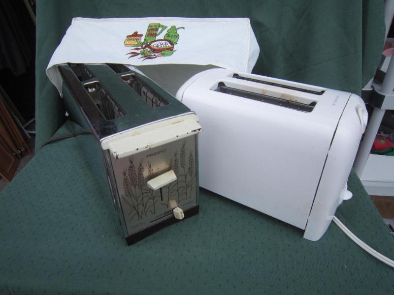 lot 66 image: 2 Toasters 1 Cover ...