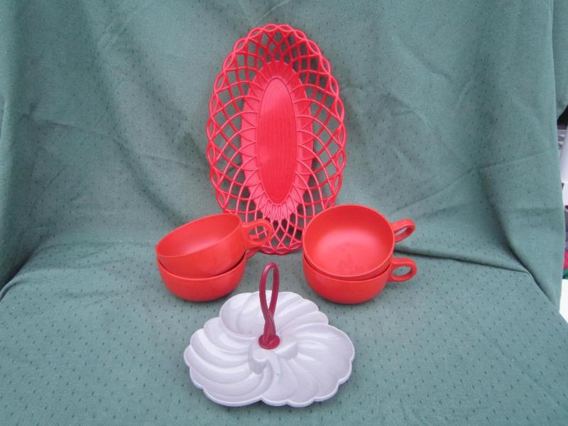 lot 81 image: 4 Florence Prolon cups Plasmetl Bas...