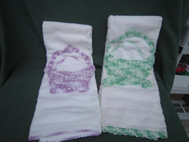 lot 91 image: 2 Crochet Bath towels with washclot...
