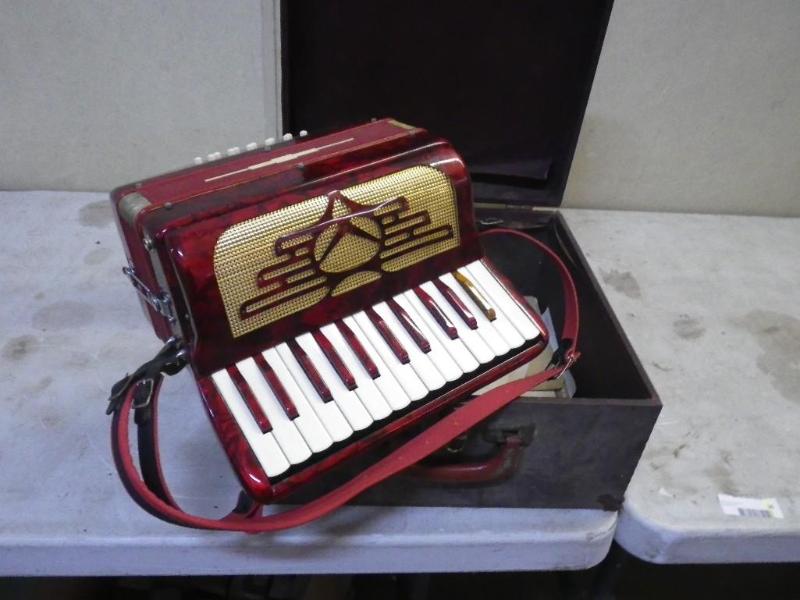 Accordian, looks in excellent condi...