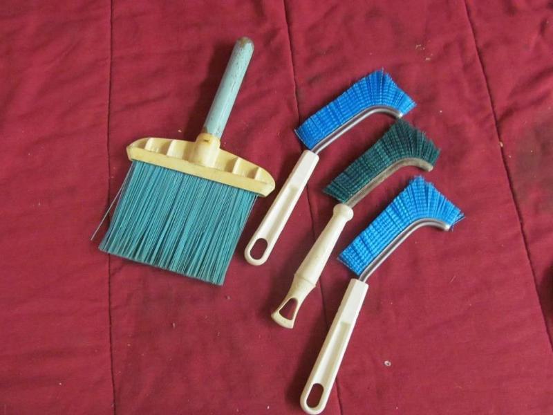lot 132 image: 4 Fuller Brushes...