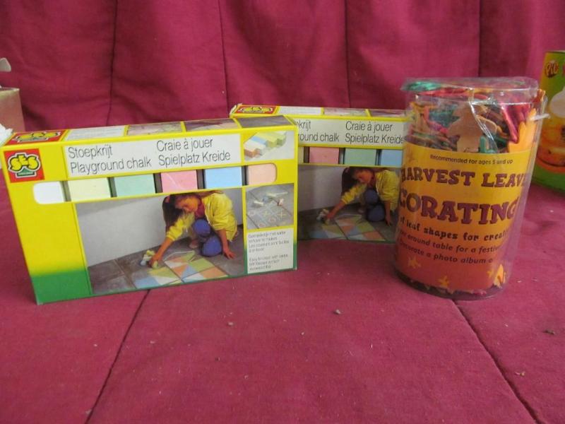lot 141 image: Harvest Leaves Decorating Kit and 2...