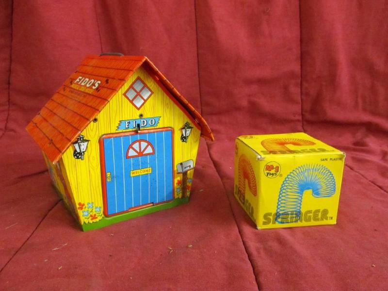 lot 22 image: Fido Musical dog House and Springer...