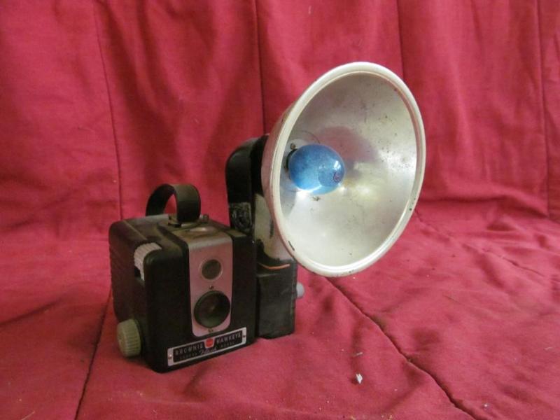 lot 25 image: Vintage Brownie camera Hawkeye Mode...