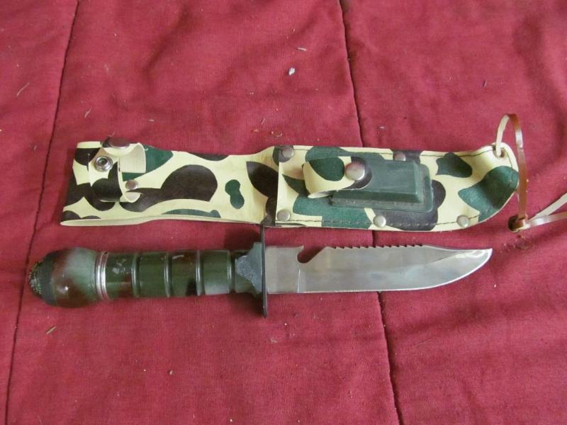 lot 30 image: Hunting and Survival Knife with com...