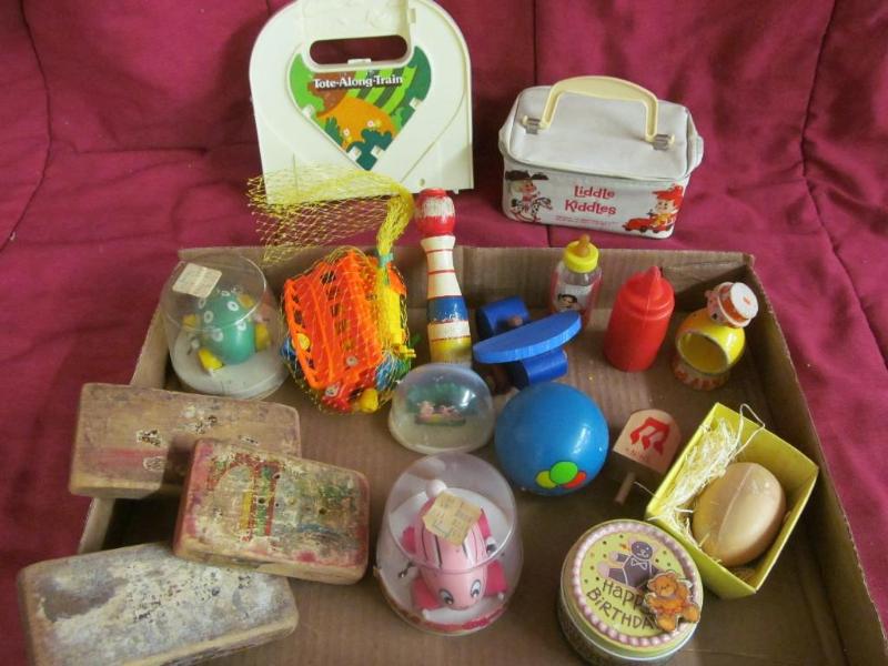 lot 63 image: Liddle Kiddles case, Tote Along Tra...