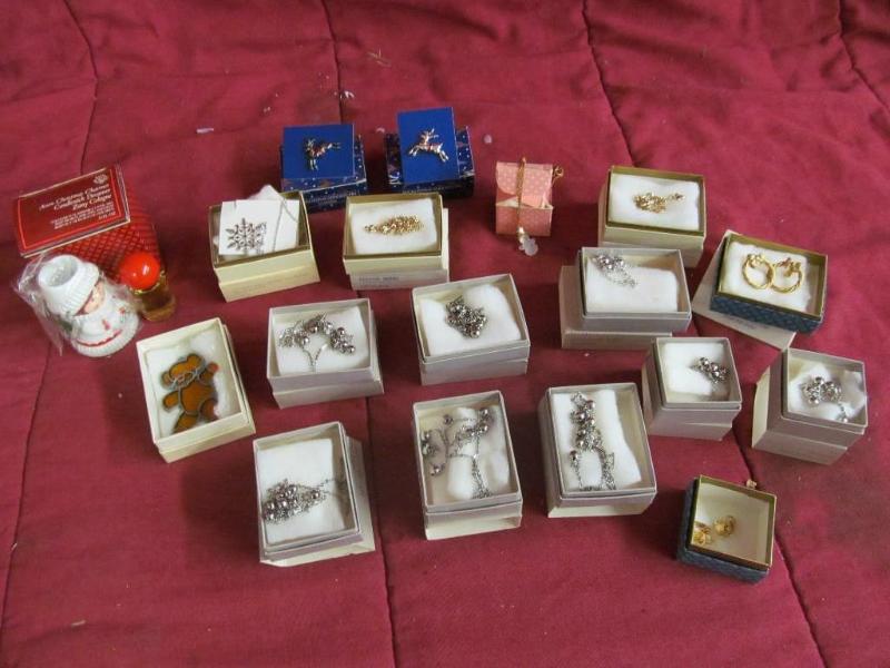 lot 82 image: Collection of Avon Jewelry -- Brace...