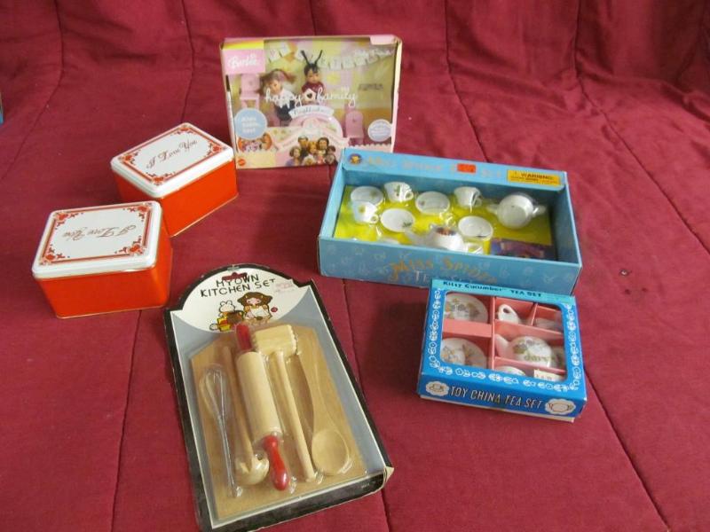 lot 87 image: Toy China Tea Sets, Kitchen Set, 2 ...