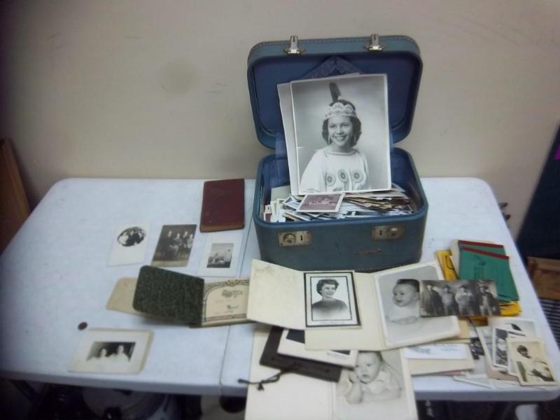 Huge Lot Of Old Time Photos In Vint...