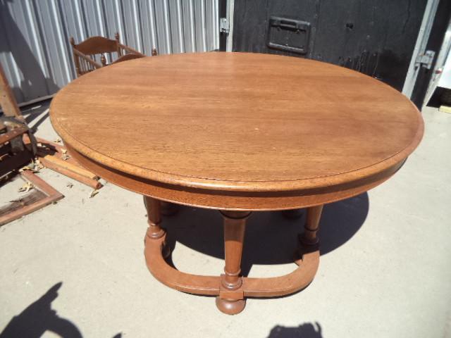 lot 1 image: Vintage Oak Pedestal Table
