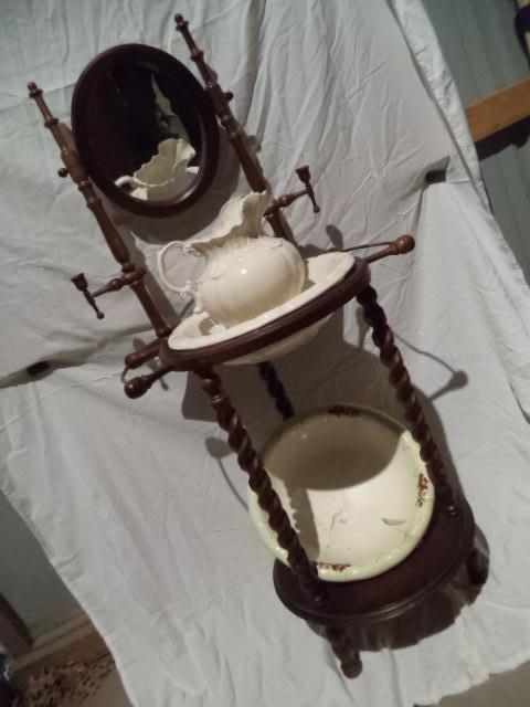 lot 14 image: Barley Twist Wash Stand