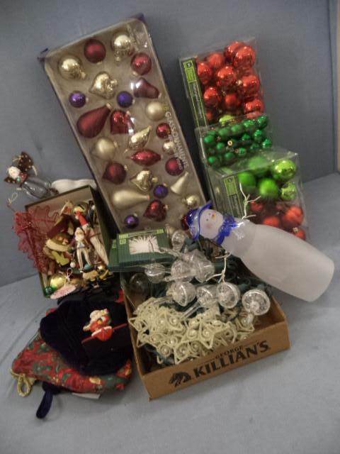 lot 142 image: Bubble Lites and Ornaments