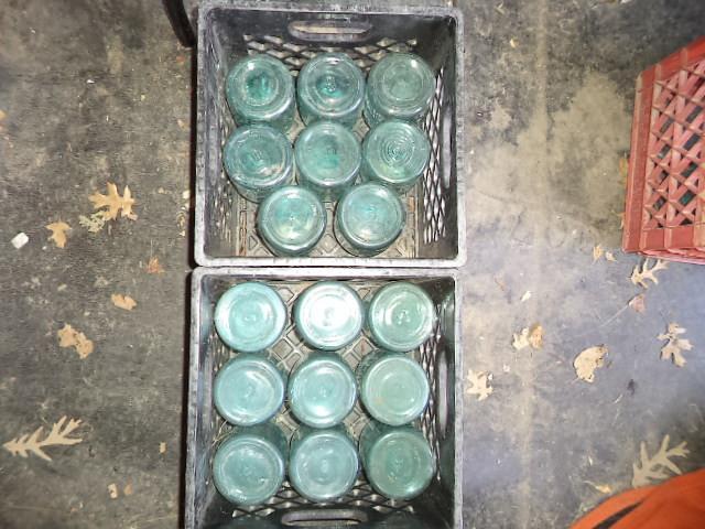 lot 21 image: 17 Blue Qt Canning Jars