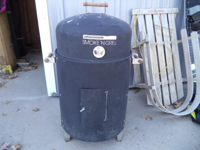 lot 33 image: Brinkman Smoke N Grill