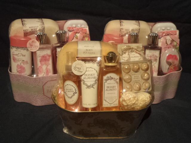 lot 39 image: Floral Bath Sets