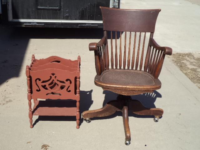 lot 7 image: 1940s Journalist Chair