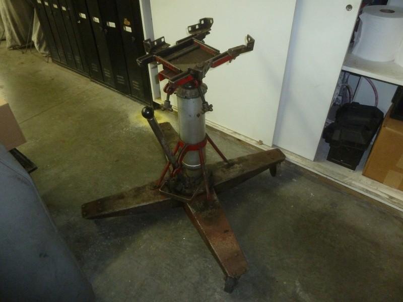 lot 11 image: Black Hawk Transmission jack 12 T...
