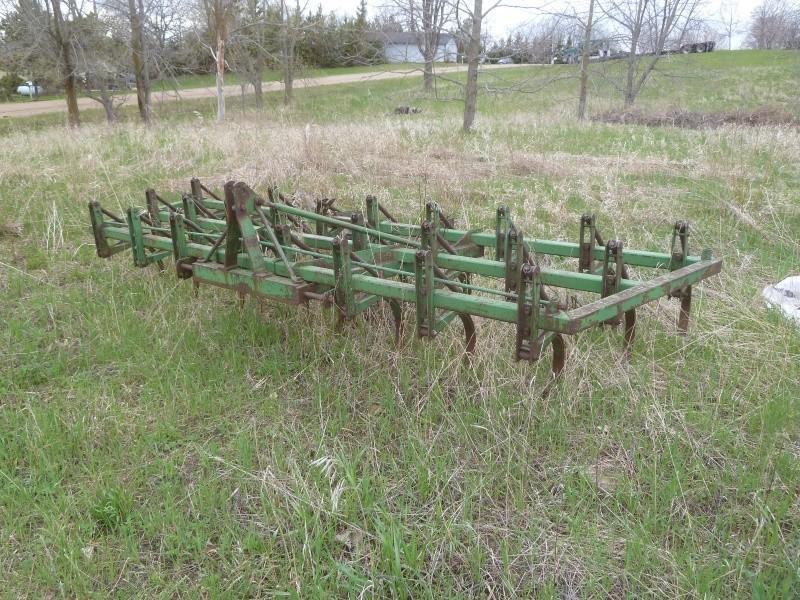 lot 17 image: John Deere Digger 12 wide mounted...